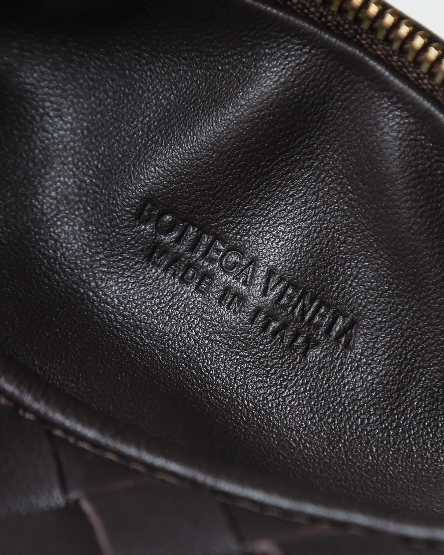 800. Bottega veneta͙.——-The latest braided and knotted hobo🔥 The top-grade lambskin leather is very soft, the bag shape is unique, practical and durable. It retains the traditional weaving elements while being a bit more flamboyant ~ Made of hand-woven sheepskin, zipper opening and closing, curved seamless structure, effortless to match. Highly recommended⚠️⚠️⚠️ The most high-end in the market🌈Welcome to compare [Factory complete package] size: 23x15x5cm.   Model: 651876